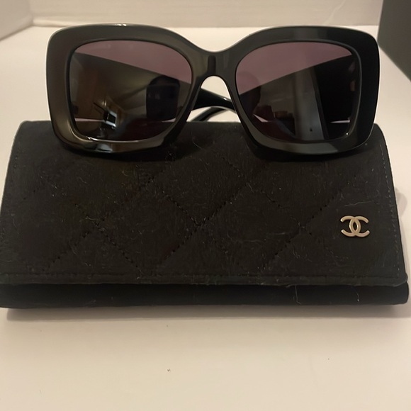 Authentic 2023 CHANEL Sunglasses - Picture 2 of 5